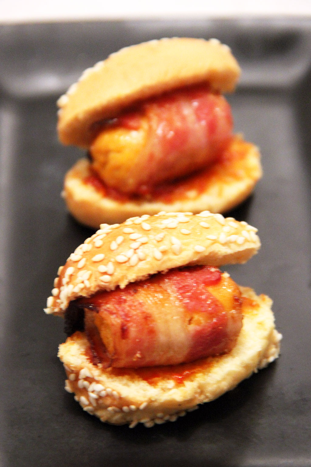 Minis hot dogs au miel et sauce sriracha – Not parisienne