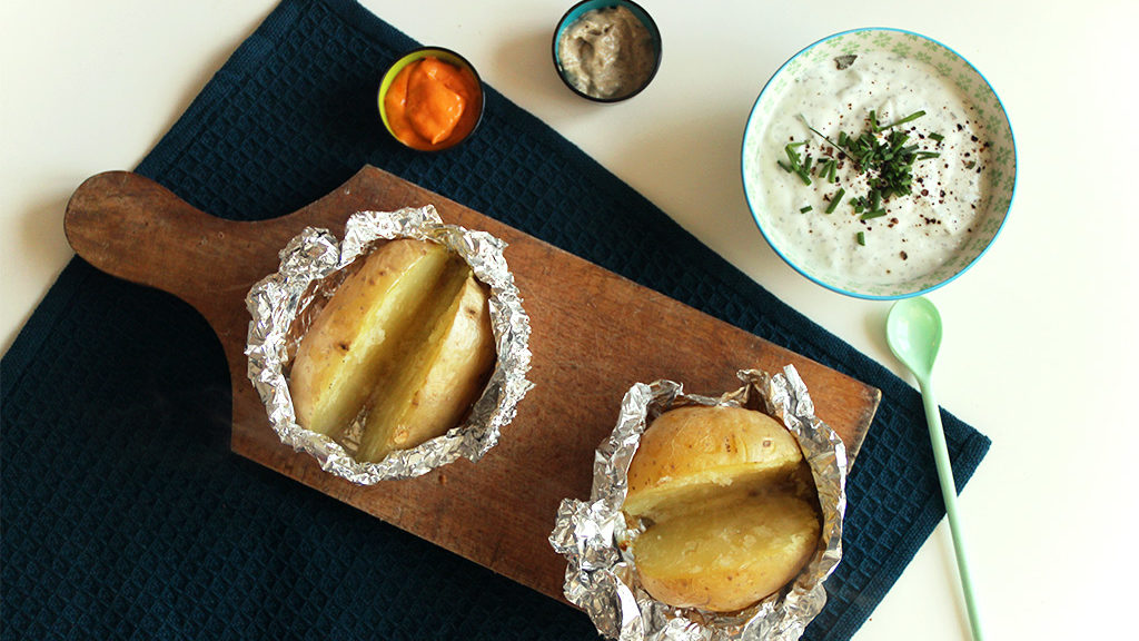 Pommes De Terre Au Four Et Sauce à La Menthe