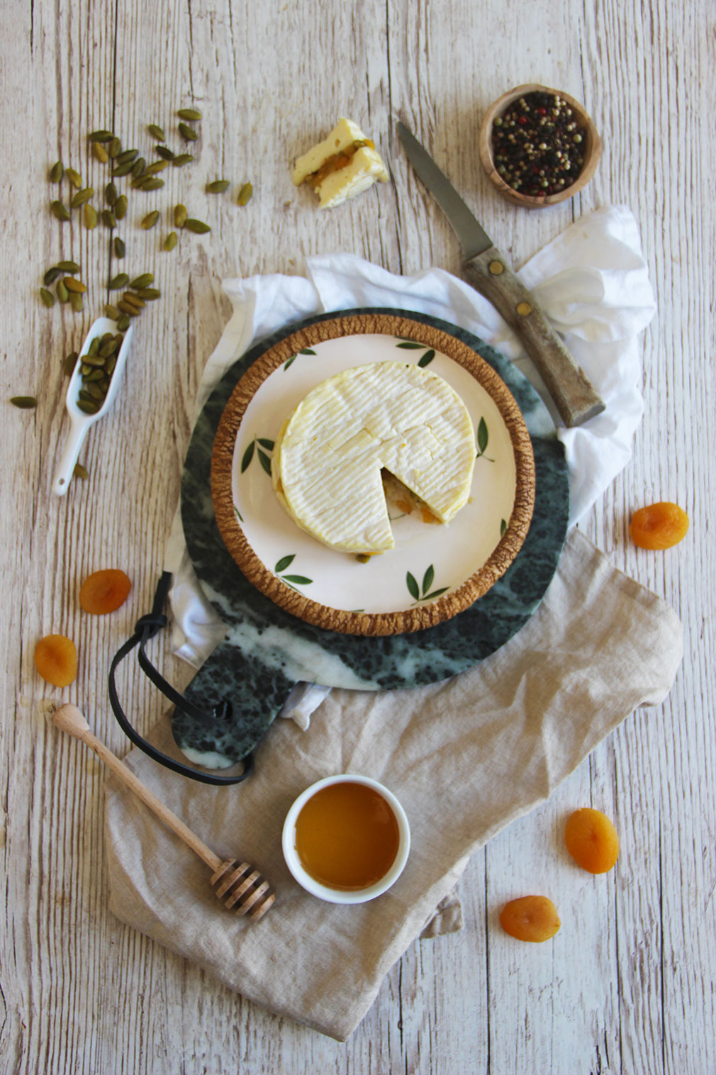 Tartines au camembert, abricots et miel